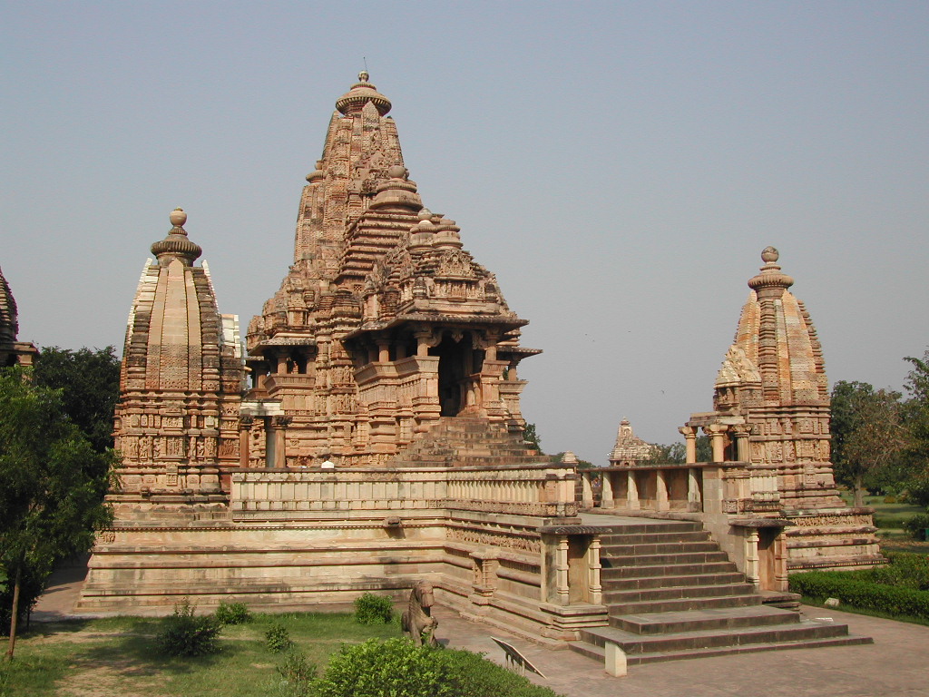 Lakshmana temple, Khajuraho, Chhatarpur District, Madhya Pradesh, India.  954 CE (Chandella period), sandstone.  (photo: Christopher Voitus, CC BY-SA 3.0)