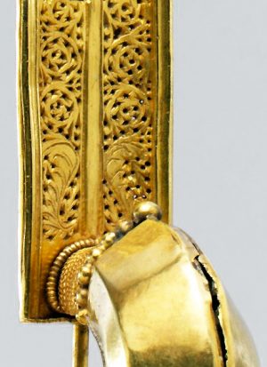 Crossbow Brooch (detail with floral motif emerging from what may be an acanthus leaves), c. 430, made in Rome or Constantinople, gold, 11.9 x 5.5 x 4 cm (The Metropolitan Museum of Art)