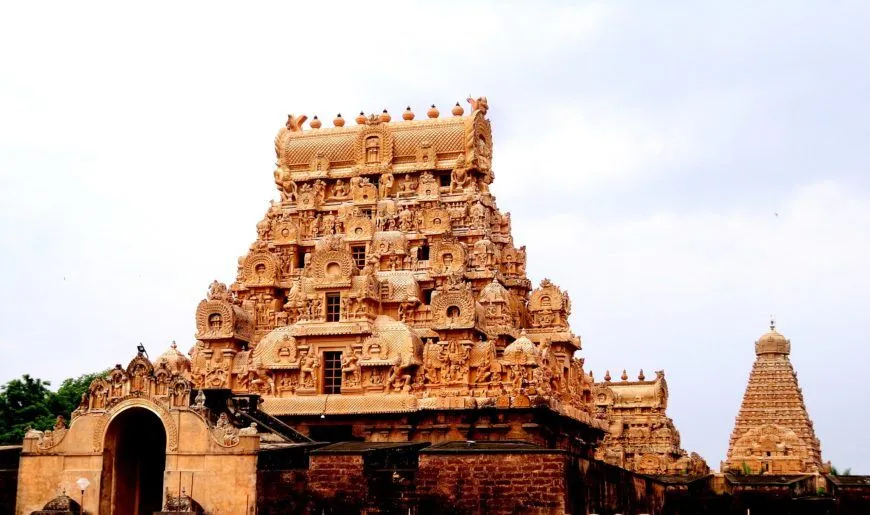 Entrance into the Rajarajesvara temple complex, c. 1004–1010, Chola period, Tanjavur, Tamil Nadu (photo: KARTY, CC BY-SA 4.0)