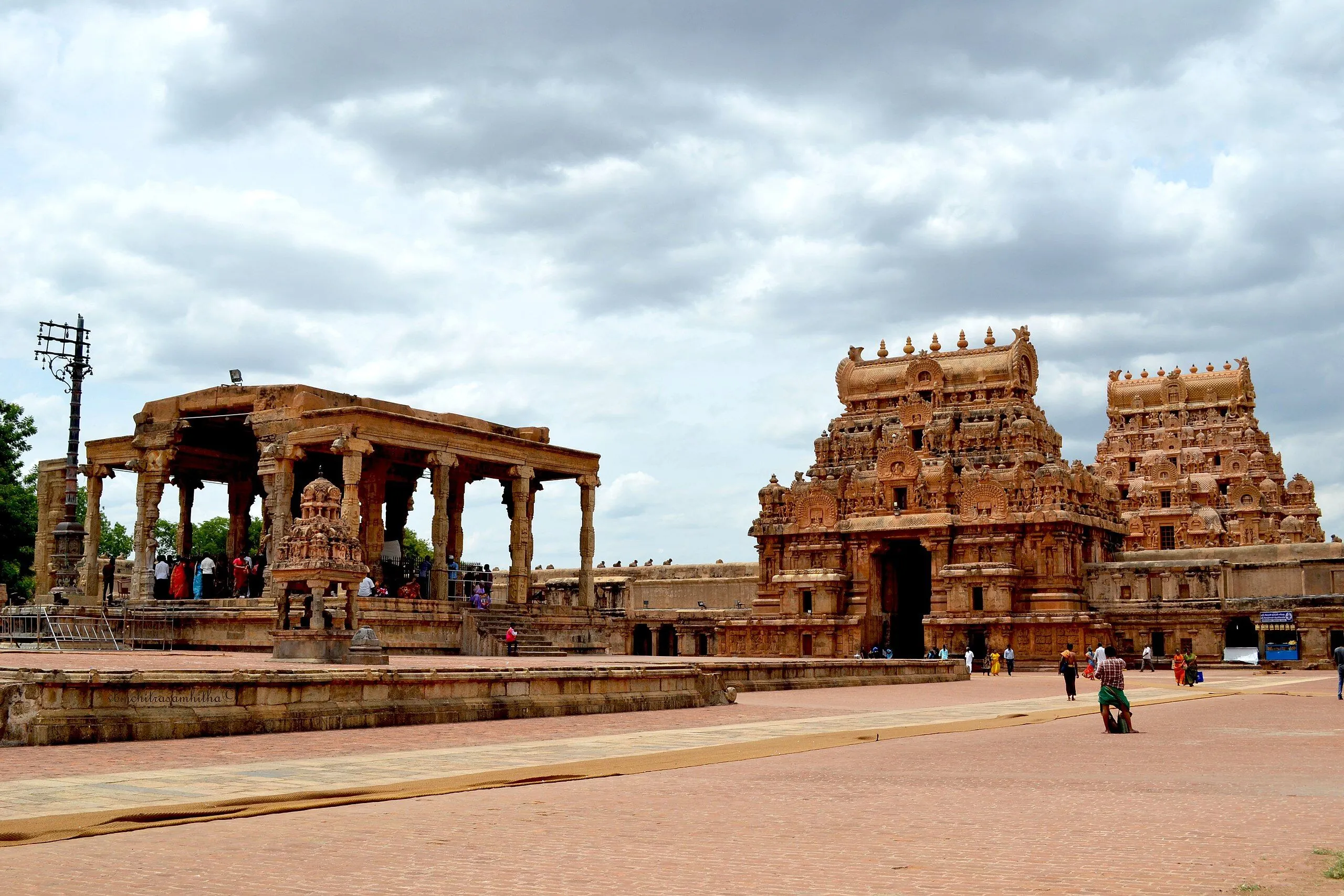 View from inside the complex of the Nandi mandapa (hall of Nandi) and the two gopuram (photo: Vbmindia, CC BY-SA 4.0)