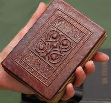 Medieval books in leather (and other materials)