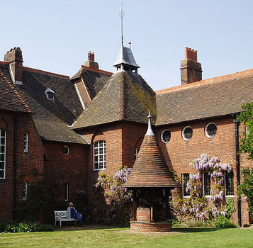 William Morris and Philip Webb, Red House (garden with well), 1860, Bexleyheath, England (photo: Steve Cadman, CC BY-SA 2.0)