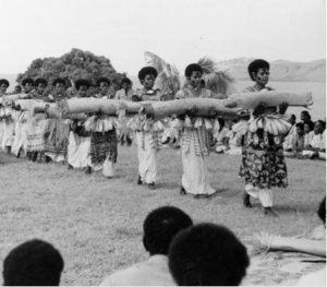 Presentation of Fijian mats and tapa cloths to Queen Elizabeth II during the 1953-54 royal tour, silver gelatin print, 16.5 x 22 cm (Alexander Turnbull Library, Wellington, New Zealand)