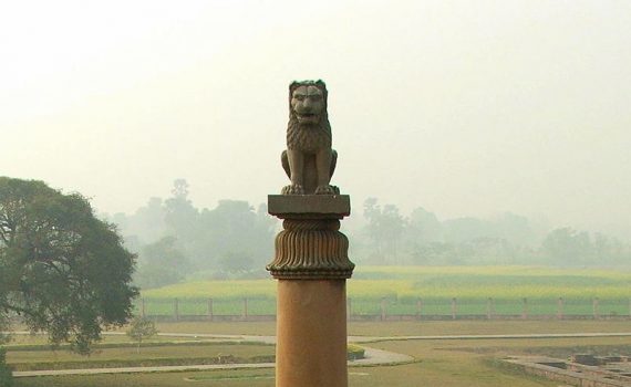 Ashokan pillar, c. 279 B.C.E. - 232 B.C.E, Vaishali, India (where Buddha preached his last sermon). Photo: Rajeev Kumar, CC: BY-SA 2.5)