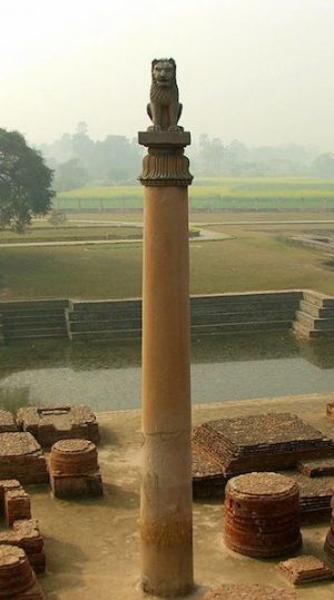 Ashokan pillar, c. 279 B.C.E. - 232 B.C.E, Vaishali, India (where Buddha preached his last sermon). Photo: Rajeev Kumar, CC: BY-SA 2.5)