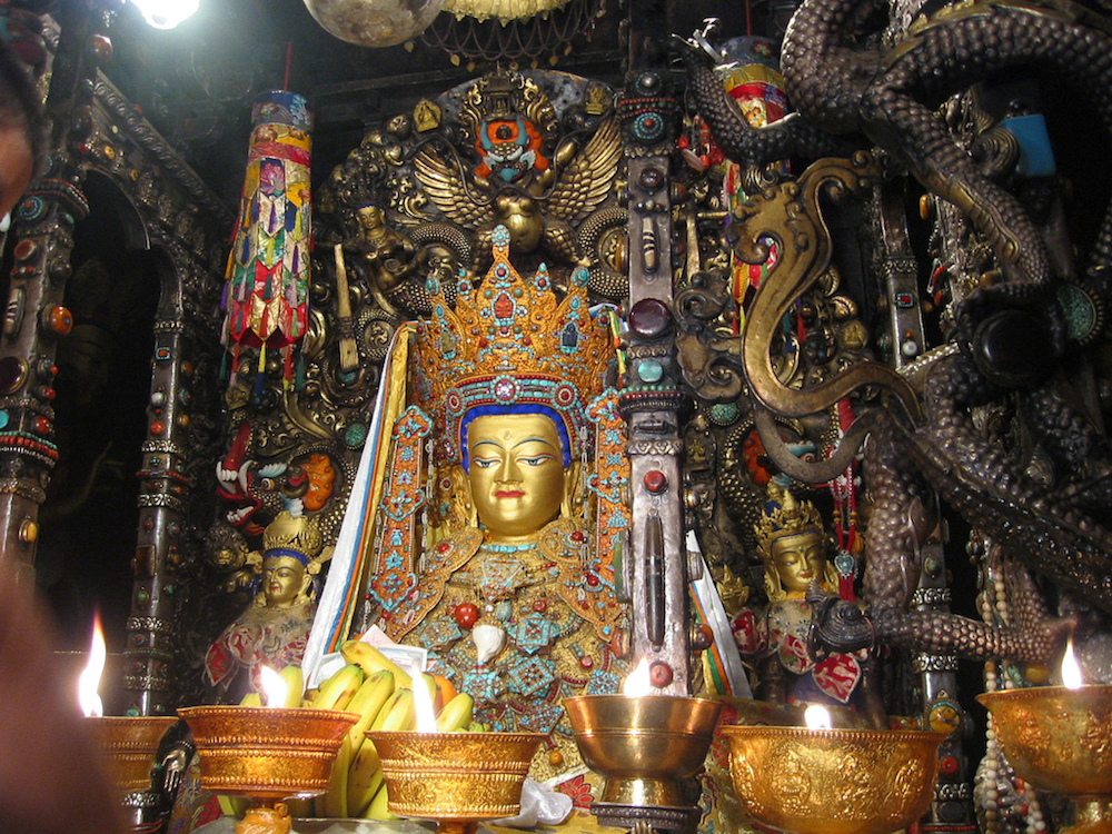 Jowo Shakyamuni, Jokhang Temple, Lhasa, Tibet. Yarlung Dynasty, brought to Tibet in 641(?) Gilt metals with semiprecious stones, pearls, and paint; various offerings (photo: ziyi xu, CC BY-SA 2.0)