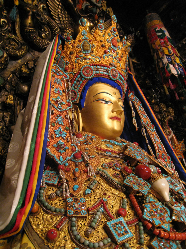 <em>Jowo Shakyamuni</em>, Jokhang Temple, Lhasa, Tibet, Yarlung Dynasty, brought to Tibet in 641(?), gilt metals with semiprecious stones, pearls, and paint and various offerings (photo: ziyi xu, CC BY-SA 2.0)