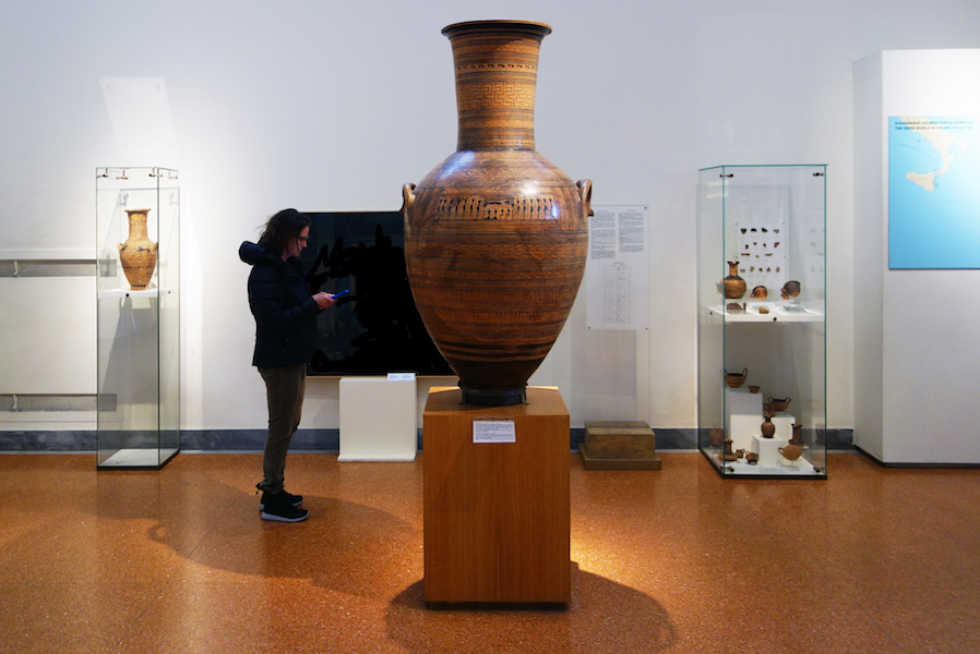 Dipylon Amphora, c. 755-750 B.C.E., ceramic, 160 cm (National Archaeological Museum, Athens)