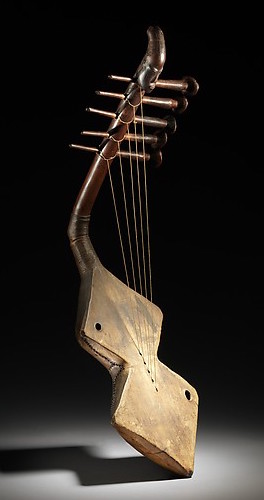 Figurative Harp (Domu), 19th-20th century, Democratic Republic of the Congo, Mangbetu, wood, hide, twine, brass ring, 67.3 x 21.6 x 30.5 cm (The Metropolitan Museum of Art)