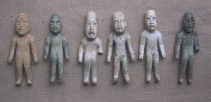 Several figures from Offering #4 (granite figure on far left, photo: 1955 (R.F. Heizer collection, National Anthropological Archives, Catalogue ID heizer_0114)