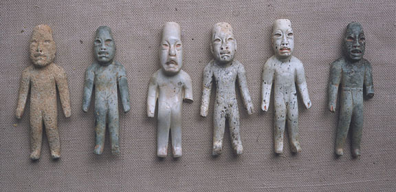 Several Offering #4 figures (granite figure first on the left; female figure third from the left), photo: 1955 (R.F. Heizer collection, National Anthropological Archives, catalogue ID: <a href="http://anthropology.si.edu/olmec/cfml/site_images/DigSiteImages_Detail.cfm?ID=156" target="_blank">heizer_0114</a>)