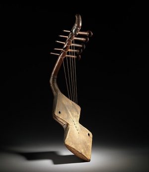 Figurative Harp (Domu), 19th–20th century, Democratic Republic of the Congo, Mangbetu peoples, wood and hide, 52.1 x 48.3 cm (The Metropolitan Museum of Art)