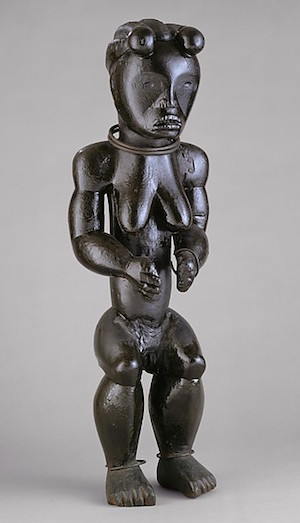 Figura de un Conjunto Relicario: Mujer sentada, XIX a principios del siglo XX, pueblos colmillos, grupo Okak, Gabón o Guinea Ecuatorial, madera, metal, 64 x 20 x 16.5 cm (El Museo Metropolitano de Arte)