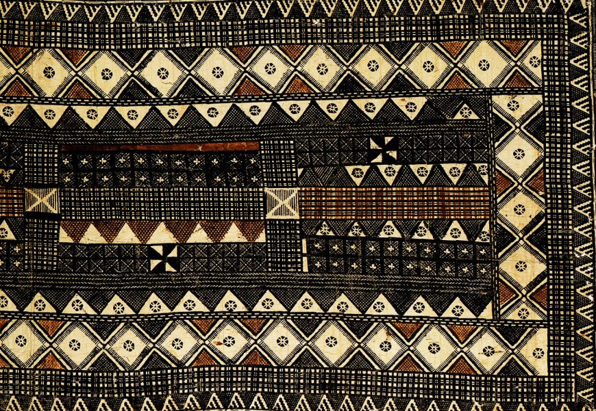 Painted Barkcloth (Masi kesa), late 19th–early 20th century, Lau Islands, Fiji, 85.1 x 419.1 cm, According to The Met "The repeating geometric motifs of many tapa cloths at times resemble those seen on pottery produced by the Lapita peoples, who were the ancestors of present-day Polynesians."