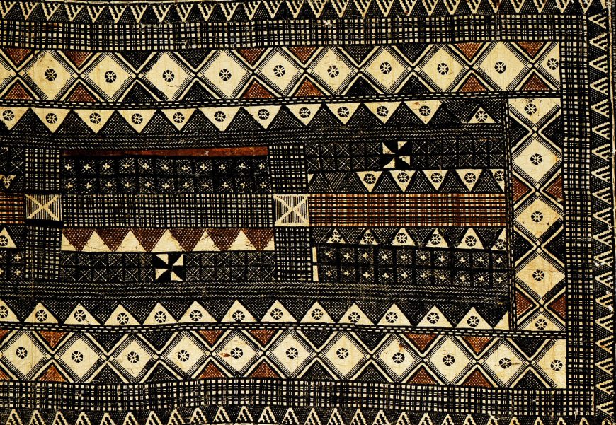 Barkcloth pintado (Masi kesa), finales del siglo XIX y principios del XX, Islas Lau, Fiji, 85.1 x 419.1 cm, Según The Met “Los motivos geométricos repetidos de muchas telas de tapa a veces se asemejan a los que se ven en la cerámica producida por los pueblos lapitas, que fueron los antepasados de los polinesios actuales”.