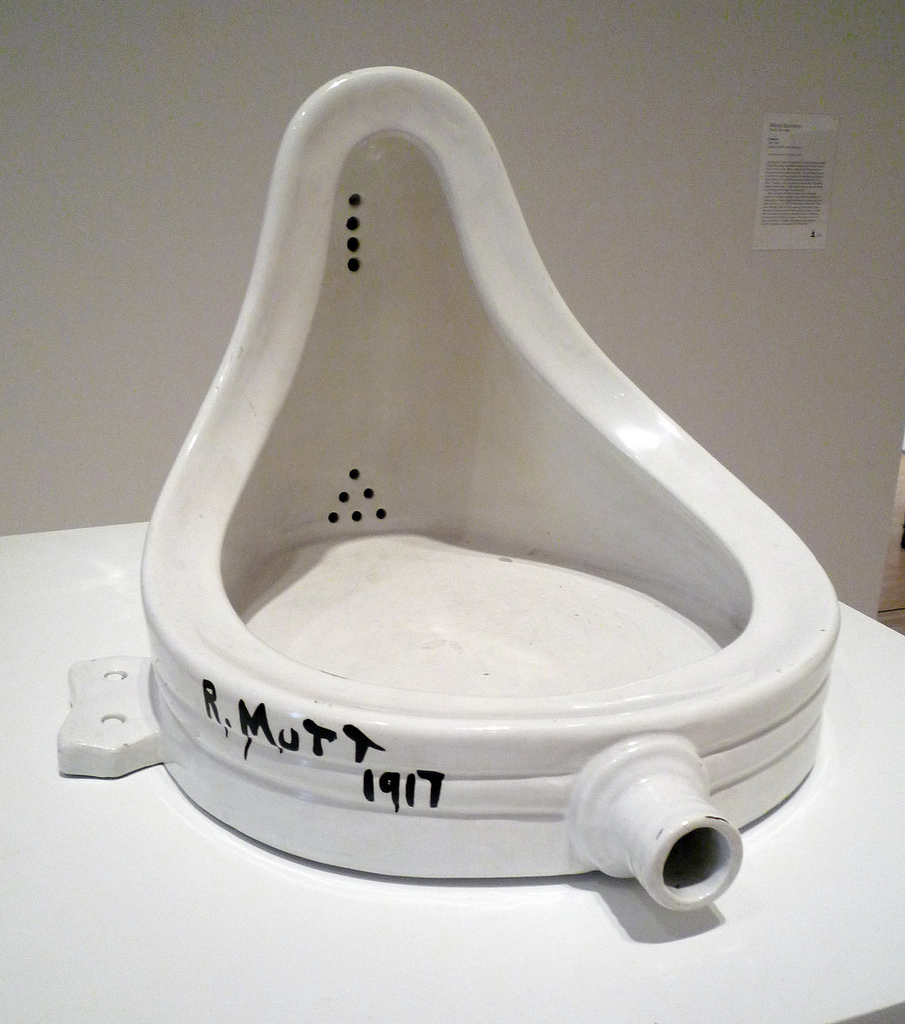 Marcel Duchamp, Fuente (reproducción), 1917/1964, cerámica vidriada con pintura negra (Museo de Arte Moderno de San Francisco) (foto: Dr. Steven Zucker, CC BY-NC-SA 2.0)