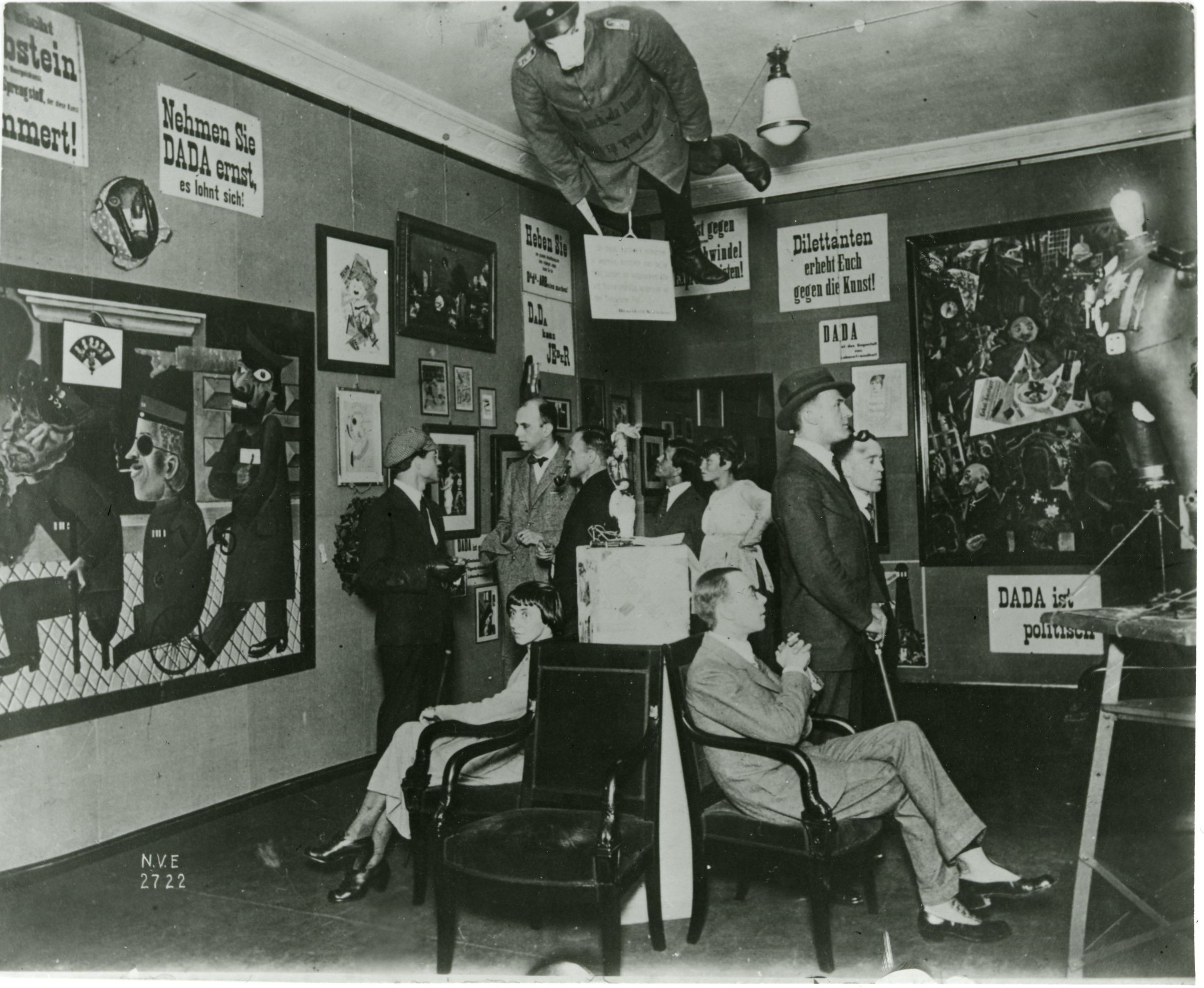 First International Dada Fair, Galerie Otto Burchard, Berlin, 1920 (Bildarchiv Preussischer Kulturbesitz, Berlin)