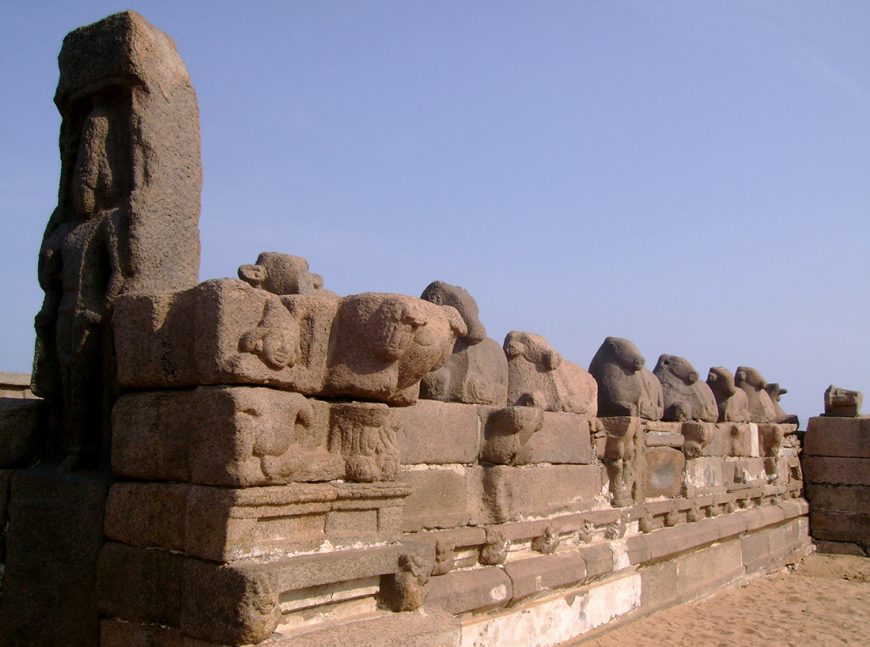 Shore Temple, outer wall with Nandi figures (photo: Thamizhpparithi Maari, CC BY-SA 3.0)