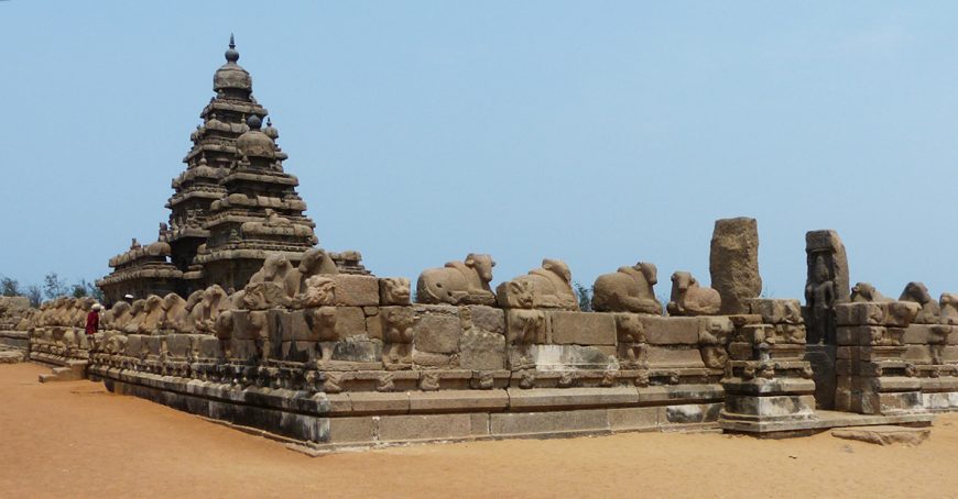 Shore Temple, Mamallapuram, showing Dravidian roof structure and outer enclosure walls with gateway (photo: SatishKumar, CC BY-SA 3.0)
