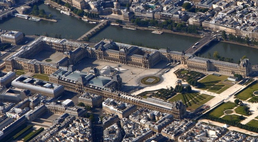 Aerial view of the Louvre Museum (2010), photo: Matthias Kabel (CC BY-SA 3.0)
