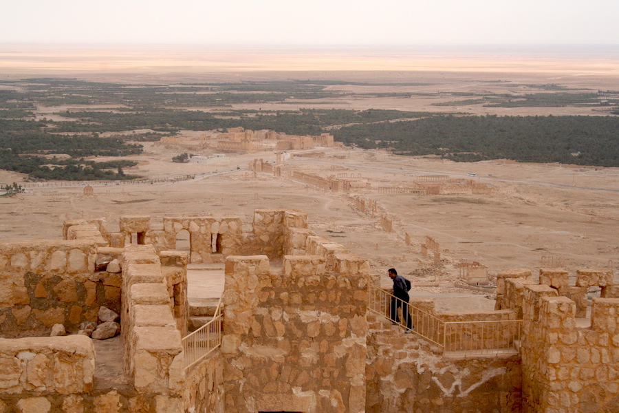 The Fakhr-al-Din al-Ma'ani Castle with a view of Palmyra, photo: Wurzelgnohm (public domain)
