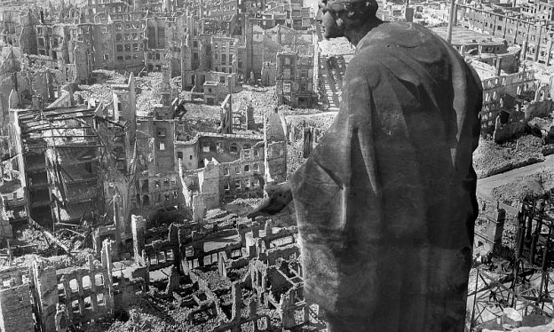 Walter Hahn, Dresden: view of the destroyed inner city from the town hall tower with sculpture, 1945 (CC BY-SA 3.0 DE)