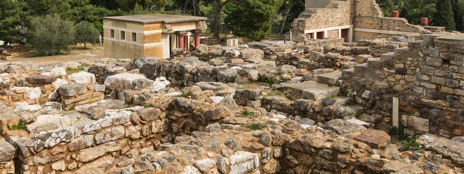 The archaeological site at Knossos, with restored rooms in the background, Crete (photo: Jebulon, public domain)