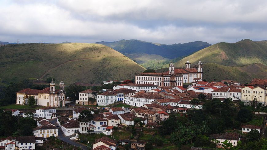 El centro histórico de Ouro Preto, Brasil, con la Iglesia de San Francisco de Asís a la izquierda