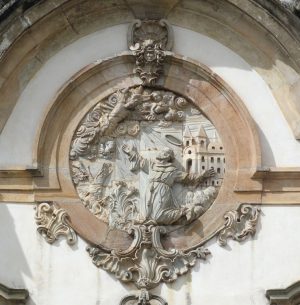 Aleijadinho, escultura en relieve en el redondeo de la fachada de Igreja de São Francisco de Assis, finales del siglo XVII, Ouro Preto, Brasil