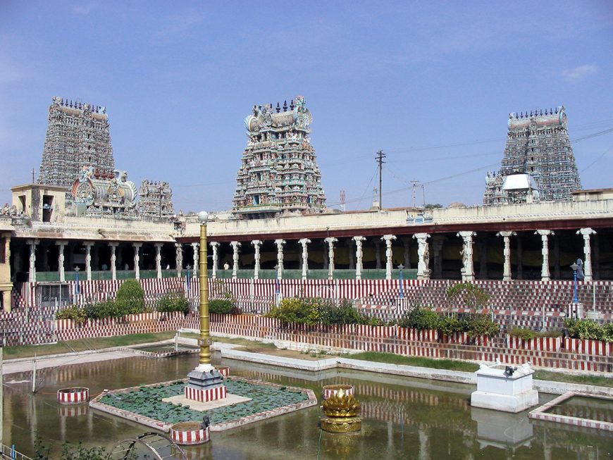 Golden Lily Tank, Meenakshi Temple, Madurai (photo: YashiWong, CC BY-SA 3.0)
