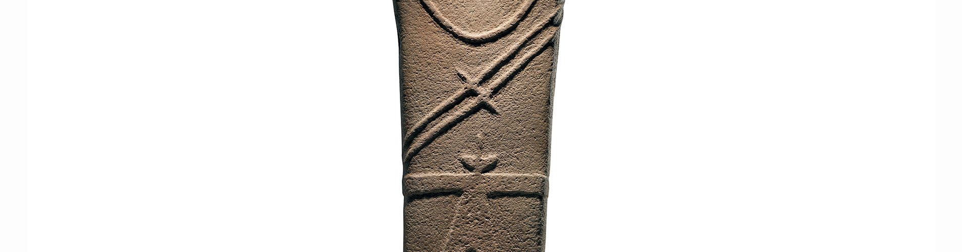 Anthropomorphic stele, 4th millennium B.C.E. (4000–3000 B.C.E., El-Maakir-Qaryat al-kaafa near Ha’il, Saudi Arabia), sandstone, 92 x 21 cm (National Museum, Riyadh)