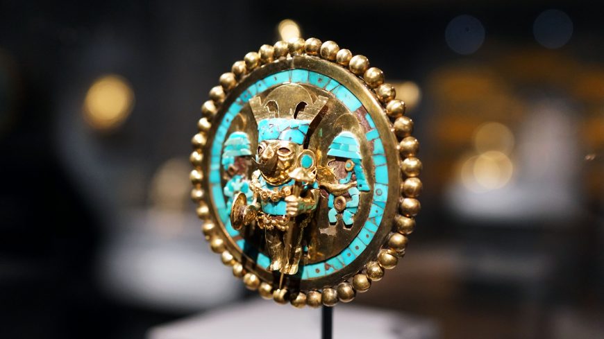 Ear spool depicting a warrior, c. 640–680 (Moche), gold, turquoise, wood (Museo Tumbas Reales de Sipán, Lambayeque, Peru)
