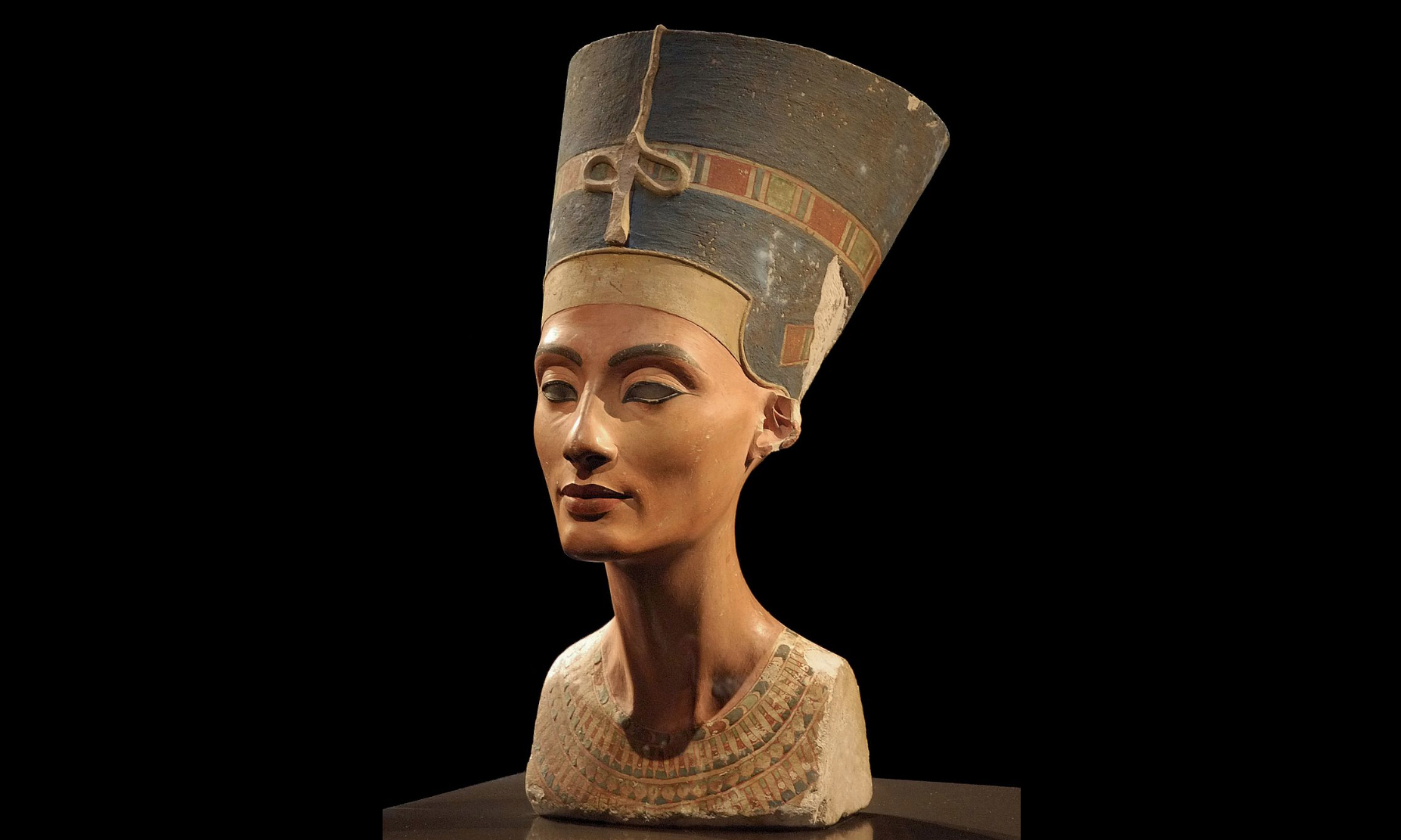 Thutmose, Model Bust of Queen Nefertiti, c. 1340 BCE, limestone and plaster, New Kingdom, 18th dynasty, Amarna Period (Egyptian Museum and Papyrus Collection/Neues Museum, Berlin)