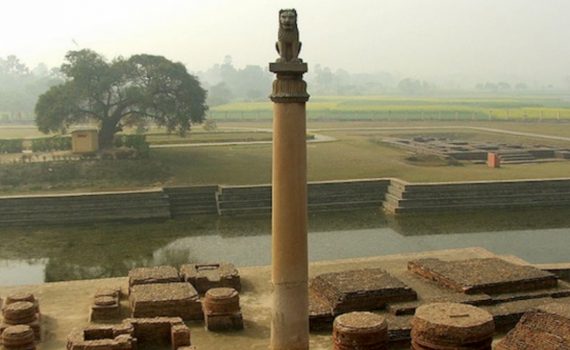 Ashokan pillar, c. 279 B.C.E. - 232 B.C.E, Vaishali, India (where Buddha preached his last sermon). Photo: Rajeev Kumar, CC: BY-SA 2.5)