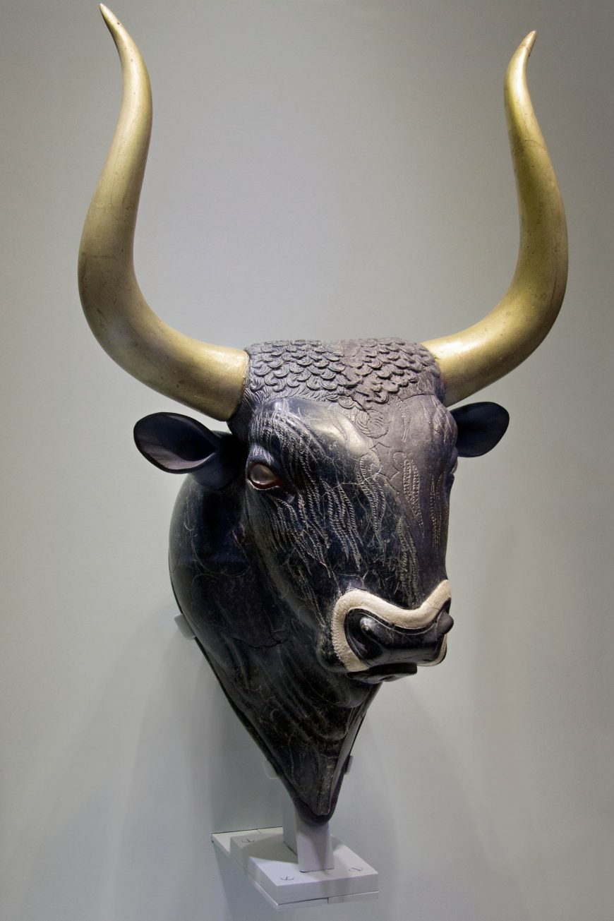 Bull's head rhyton from the palace at Knossos, c. 1550-1500 B.C.E., black steatite, jasper, and mother-of-pearl, 26 cm high (Archaeological Museum of Heraklion, photo: Zde, CC BY-SA 4.0)