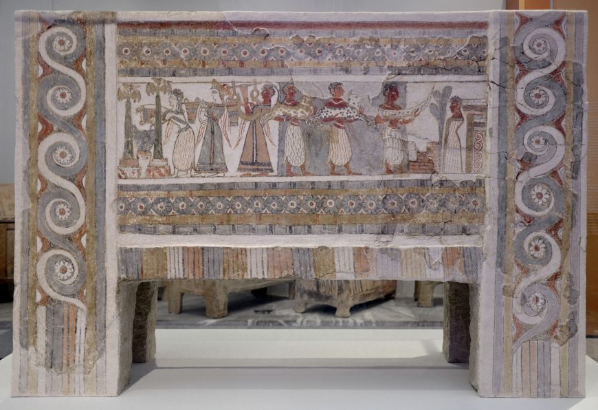 Hagia Triada sarcophagus, c. 1400 B.C.E., limestone and fresco, 1.37 m long (Archaeological Museum of Heraklion, photo: Carole Raddato, CC BY-SA 2.0)