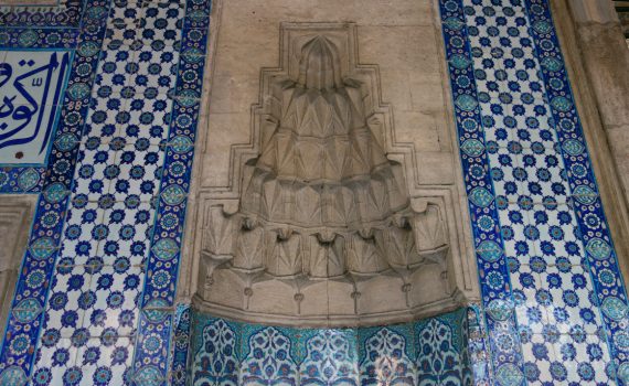 Sinan, Rüstem Paşa Mosque, exterior niche Mimar Sinan, Rüstem Pasha Mosque, 1561-63 (Istanbul)