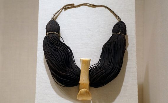 Necklace (Lei Niho Palaoa), Hawai’i, early to mid-19th century, whale ivory, human hair, fiber, 10.8 x 40.6 cm (The Metropolitan Museum of Art)