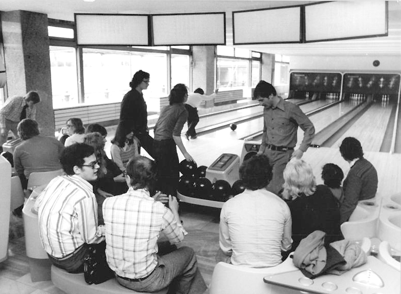 Bernd Settnik, visitors to the bowling alley in the Palast der Republik on opening day, April, 1976 (photo: German Federal Archives)