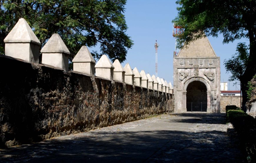 Exterior wall and northwest posa chapel, Ex Convento de San Miguel, Huejotzingo, constructed 1526-70 (photo: AlejandroLinaresGarcia, CC BY-SA 3.0)