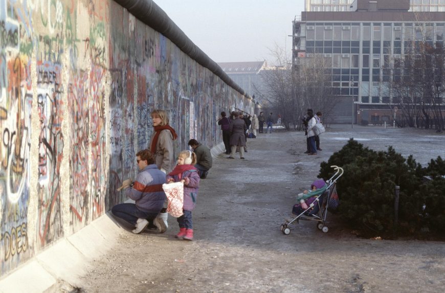 "Mauerspechte" chip off pieces of the Berlin Wall, December 1990 (photo: Aad van der Drift, CC BY 2.0)
