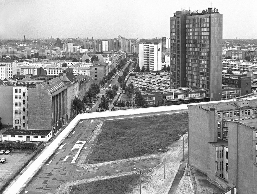 Looking into West Berlin over the Berlin Wall, 1987 (photo: Gerd Danigel, CC BY-SA 3.0)