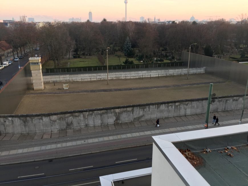 A preserved Berlin Wall border strip at the Berlin Wall Memorial on Bernauer Straße, Berlin, photographed from the viewing tower in the memorial documentation center (photo: Domaine public, CC0)