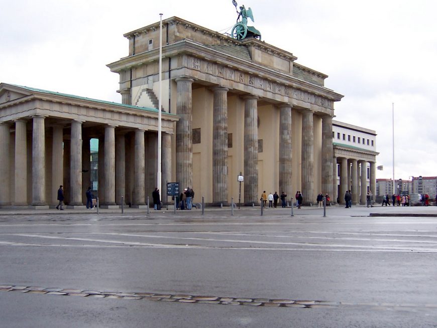 A double row of cobblestones now marks the former route of the Berlin Wall in front of the Brandenburg Gate (photo: Wici, CC0)