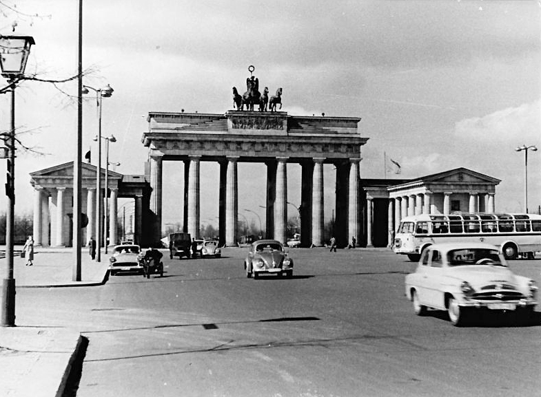 Traffic between West and East Berlin passes through the Brandenburg Gate, 1959 (photo: German Federal Archives, CC BY-SA 3.0)