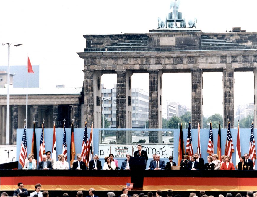 President Reagan giving a speech at the Berlin Wall, June 12, 1987 (photo: Reagan White House Photographs, CC0)