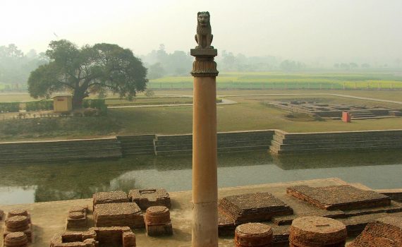 Ashokan pillar, c. 279 B.C.E. – 232 B.C.E, Vaishali, India (where Buddha preached his last sermon). Photo: Rajeev Kumar, CC: BY-SA 2.5)