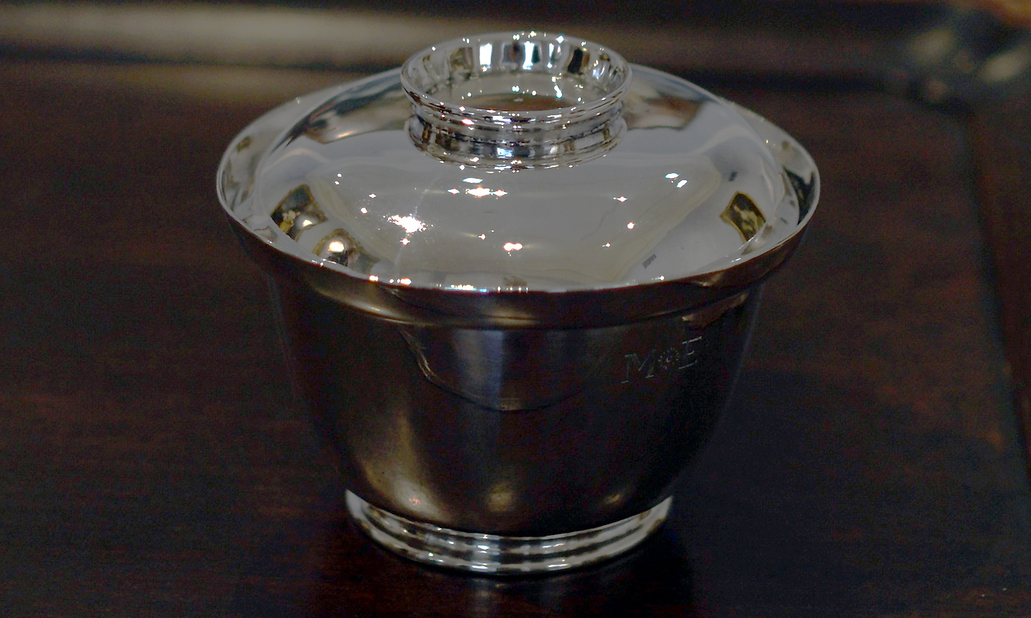 Covered sugar bowl, c. 1745, silver, 11.5 x 9.1 cm (Wadsworth Atheneum Museum of Art)