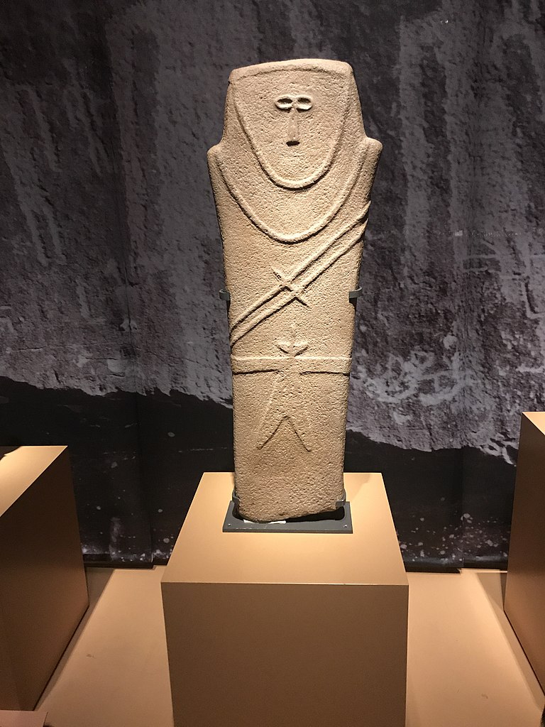 Anthropomorphic stele, El-Maakir-Qaryat al-kaafa near Ha'il, Saudi Arabia, 4th millennium BCE (4000-3000 BCE), sandstone, 92 x 21 cm (National Museum, Riyadh) 