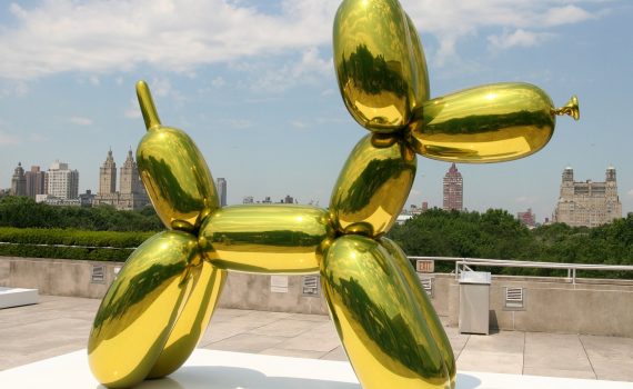 Jeff Koons, Balloon Dog: installation view with silver balloon, 1994-2001, transparent color coating, stainless steel, 320 x 380 x 120 cm (photo: Kim, © Jeff Koons)
